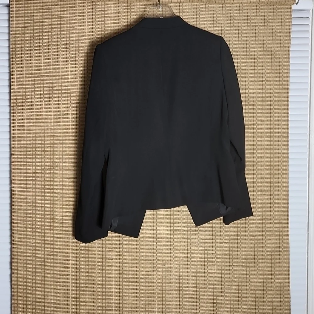 Black Jacket With Zipper Pocket - Picture 3 of 7